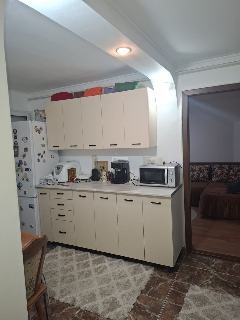 Apartament 3 camere,etaj 3/3,  renovat,65000 euro neg, Policlinica 2 - Poză 1