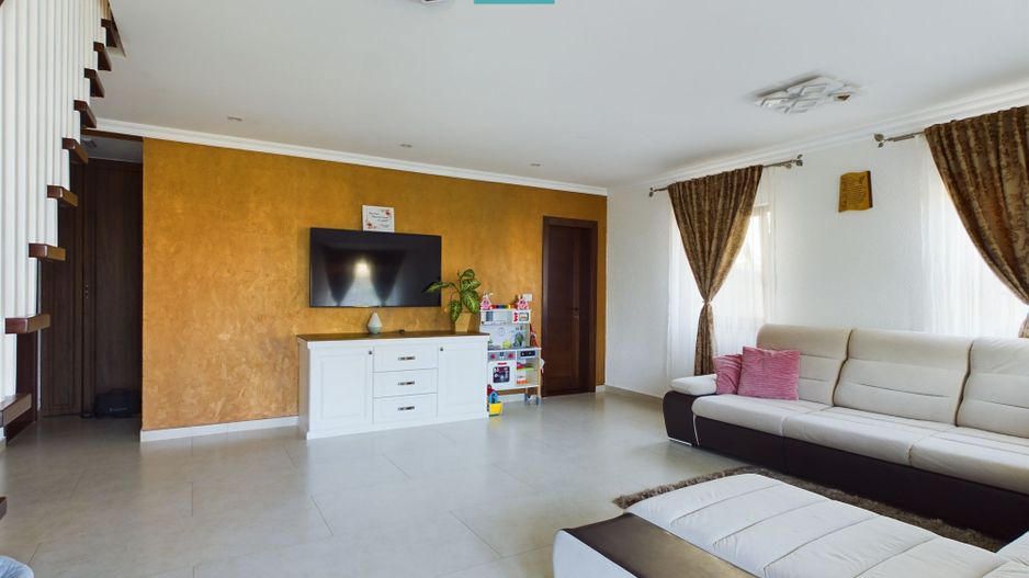 Vilă cu mansardă în Bujac - Poză 5