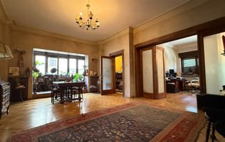 Apartament interbelic cu grădină și garaj