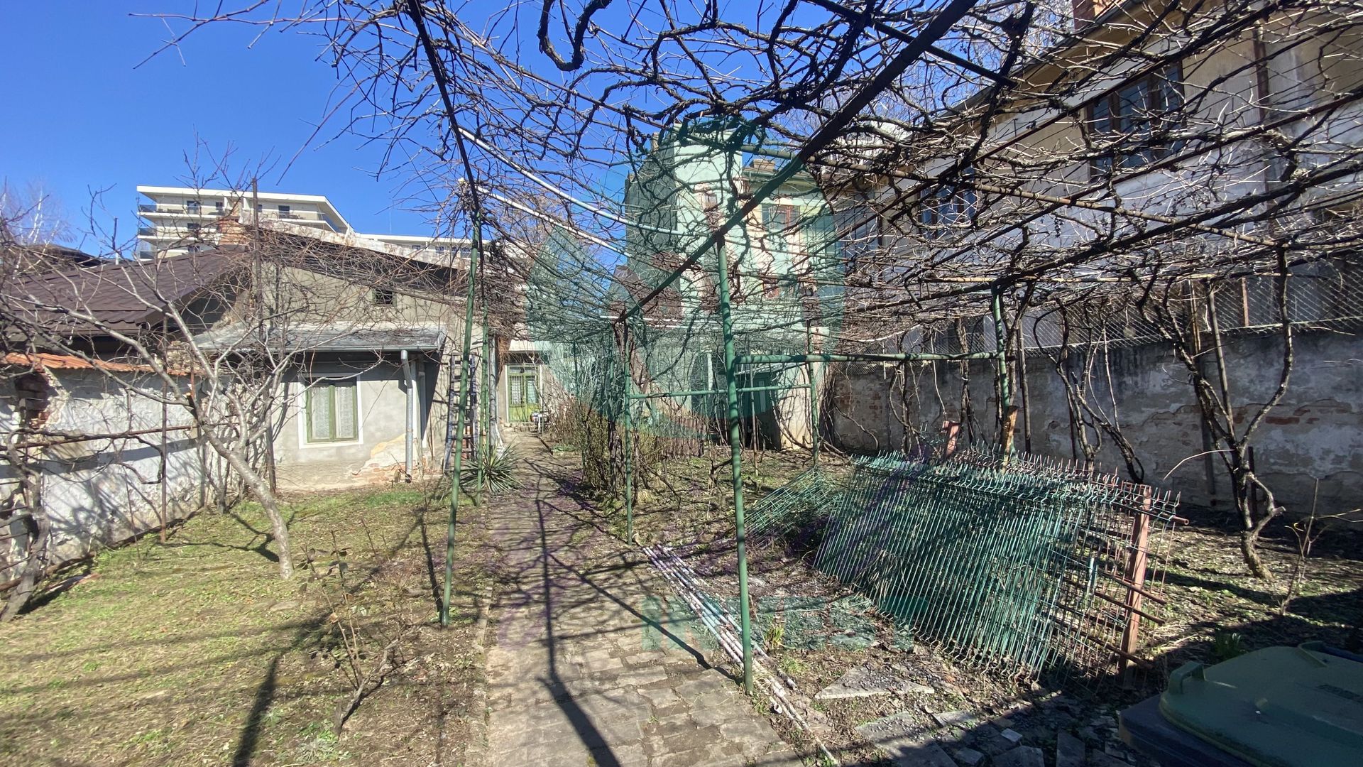 Casă cu teren generos lângă Bulevardul Banu Manta - Poză 4