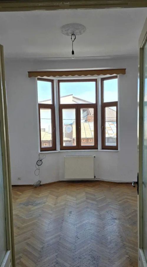 De vanzare Ap. 3 camere,pod, subsol in Vila, Hala Traian, sect. 3 - Poză 2