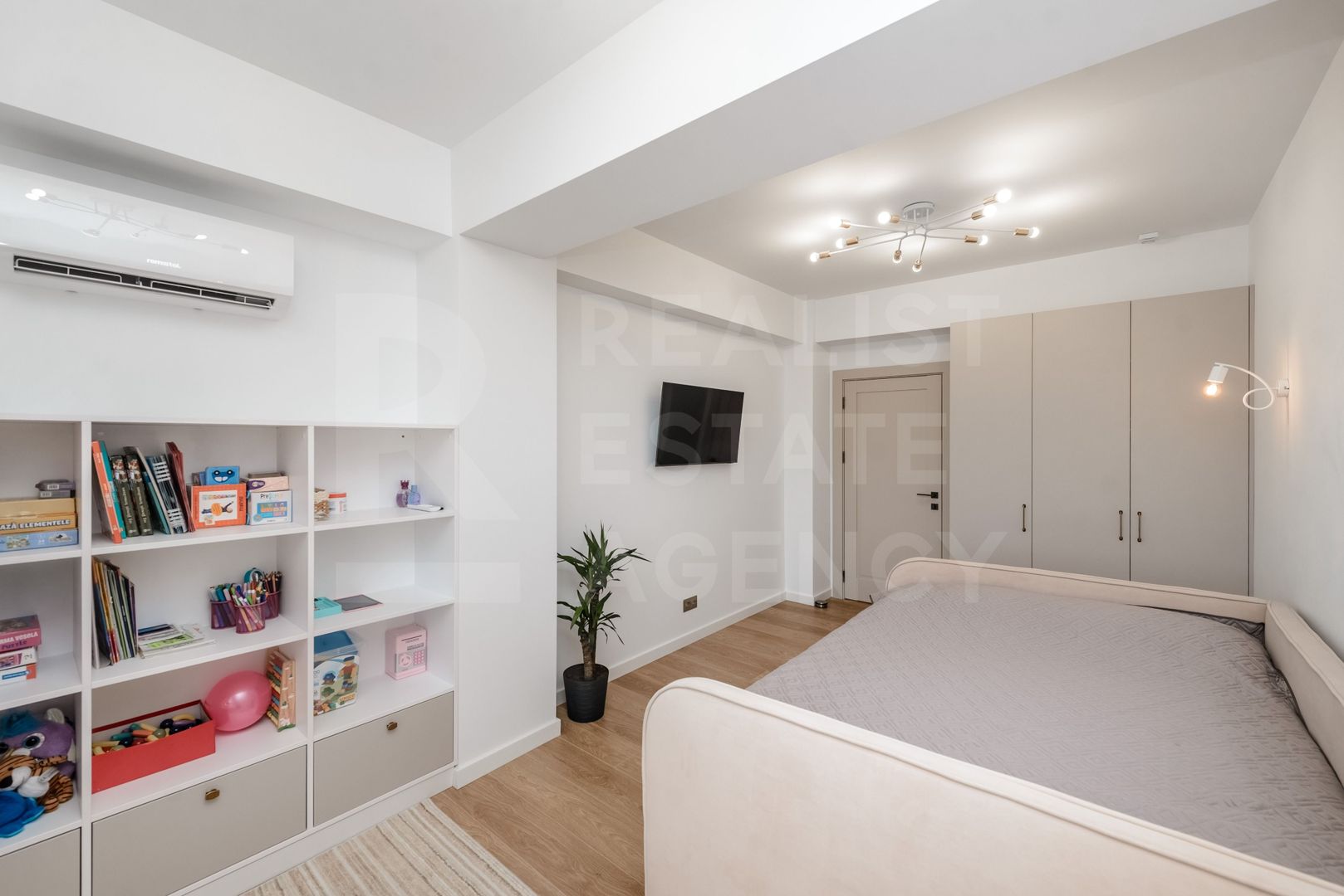 Vânzare, apartament, 2 dormitoare + living- 82 mp, Buiucani - Poză 13