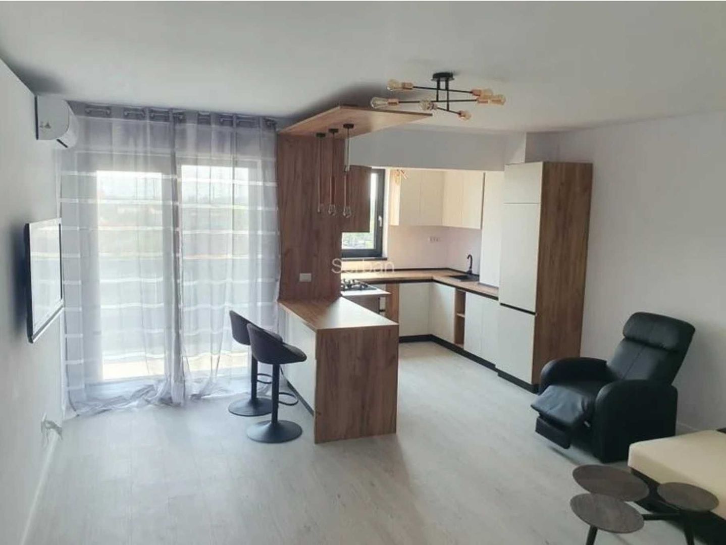 Inchiriere apartament 2 camere,lux, mobilat, loc de joaca si barbeque - Poză 3