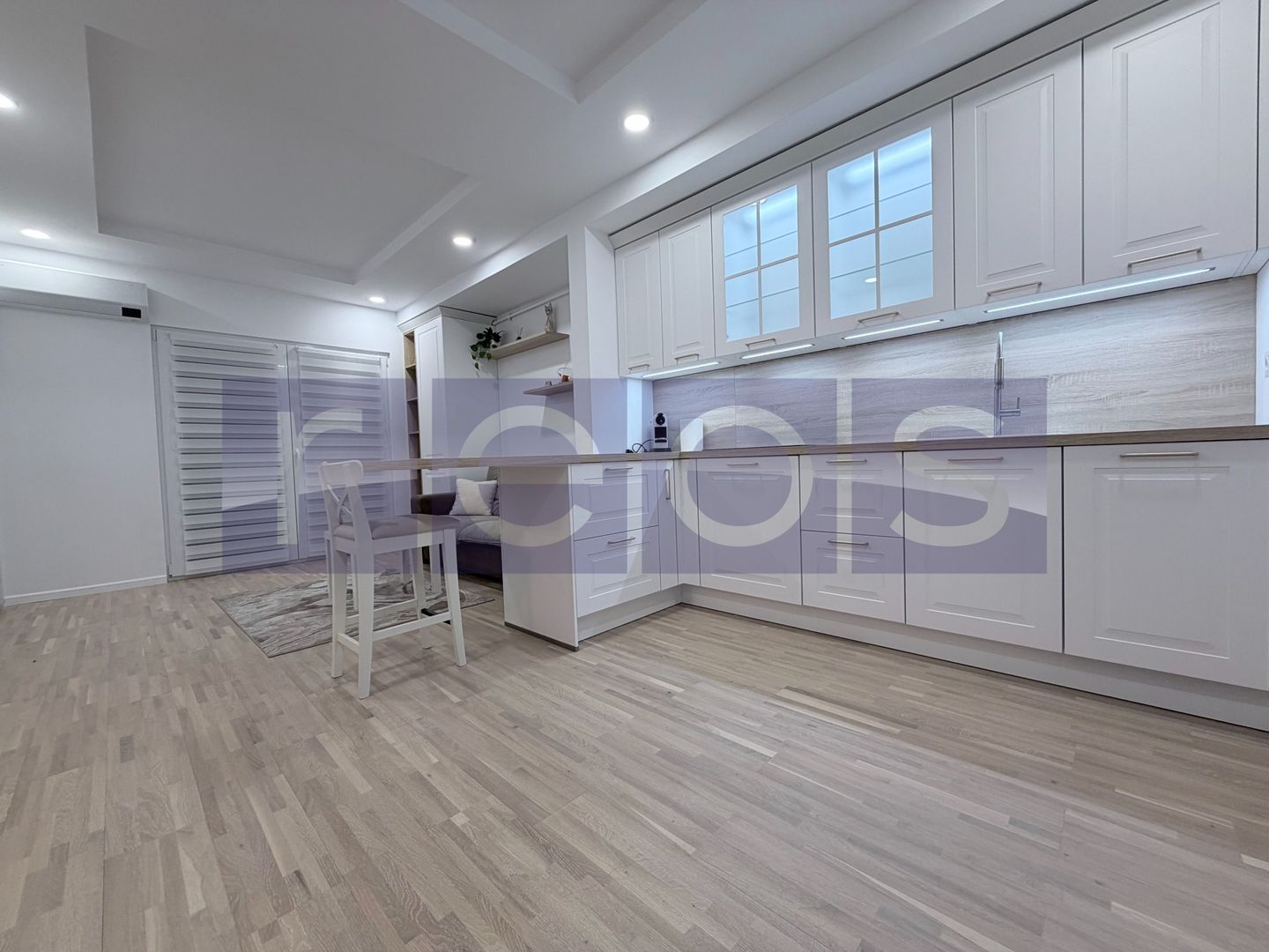 VANZARE 3 CAMERE | ETAJ 1/1 | LOC PARCARE INCLUS | VEDERE PISCINA | COSMOPOLIS - Poză 3