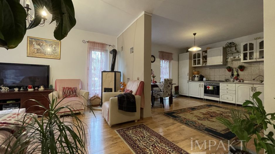 Duplex cochet P+E cu 4 camere aflat in Floresti (strada privata) - Poză 1