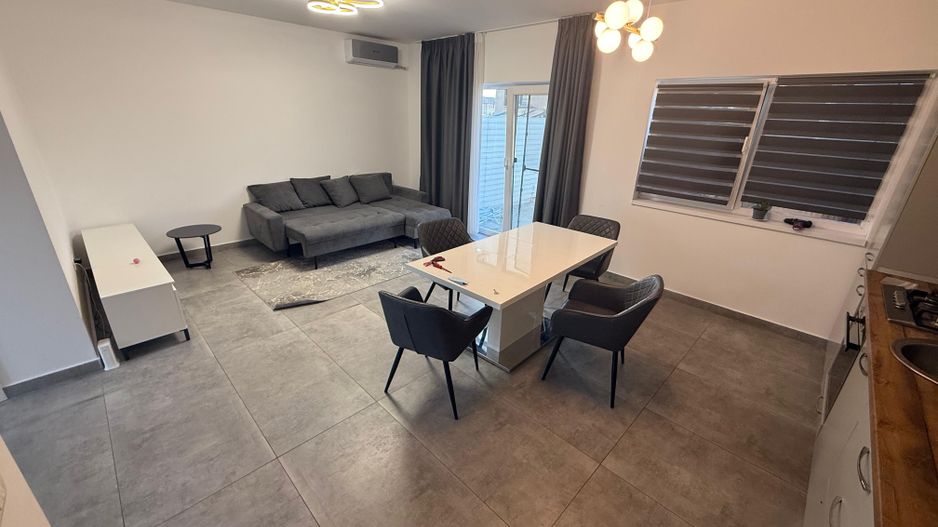 Locuinta cu 3 camere, curte si 2 locuri de parcare - Poză 1