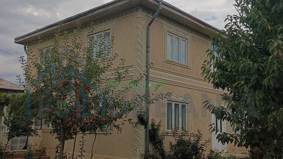 Casă cu etaj și teren de 1450 mp în Lunca, Pașcani - Poză 3