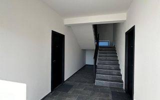 Vând apartament cu trei camere - Poză 8