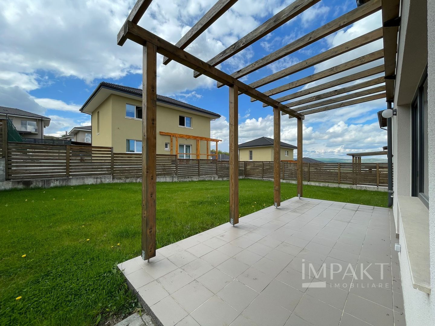 Casă / Vilă cu 4 camere de închiriat - Dezmir - Poză 2