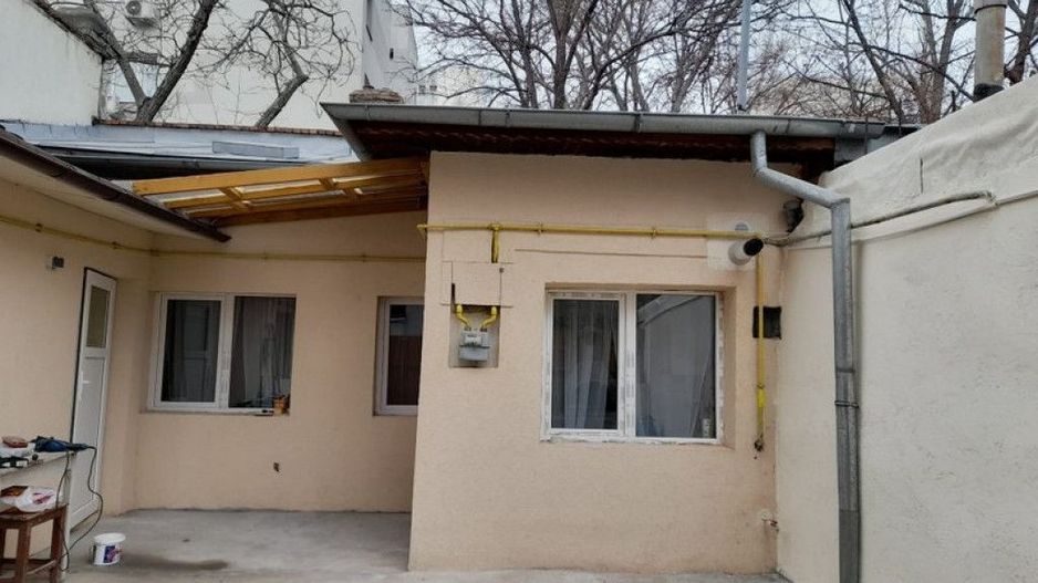 Dristor, Piata Ramnicu Sarat, casa - Poză 1