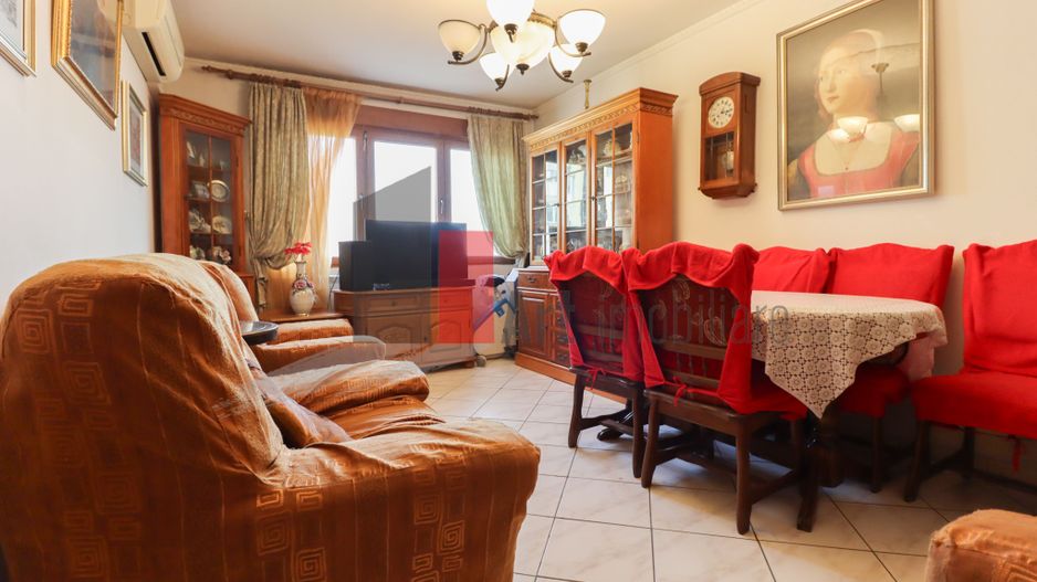 Apartamentul "SUPERMETO", BLOC STRADAL, REABILITAT - Poză 1