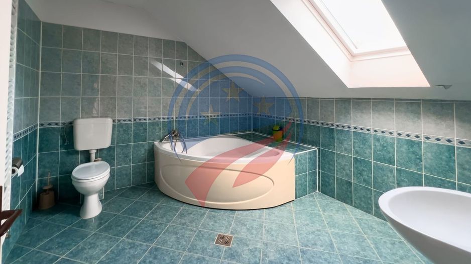 Vila superba cu cinci camere zona centrala - Poză 29