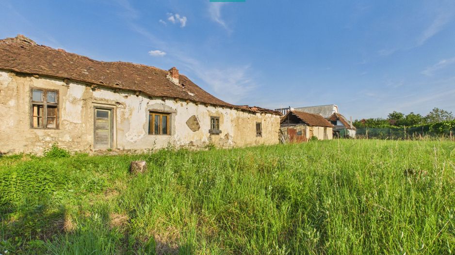 Casă în centrul localității Dezna, județul Arad - Poză 1