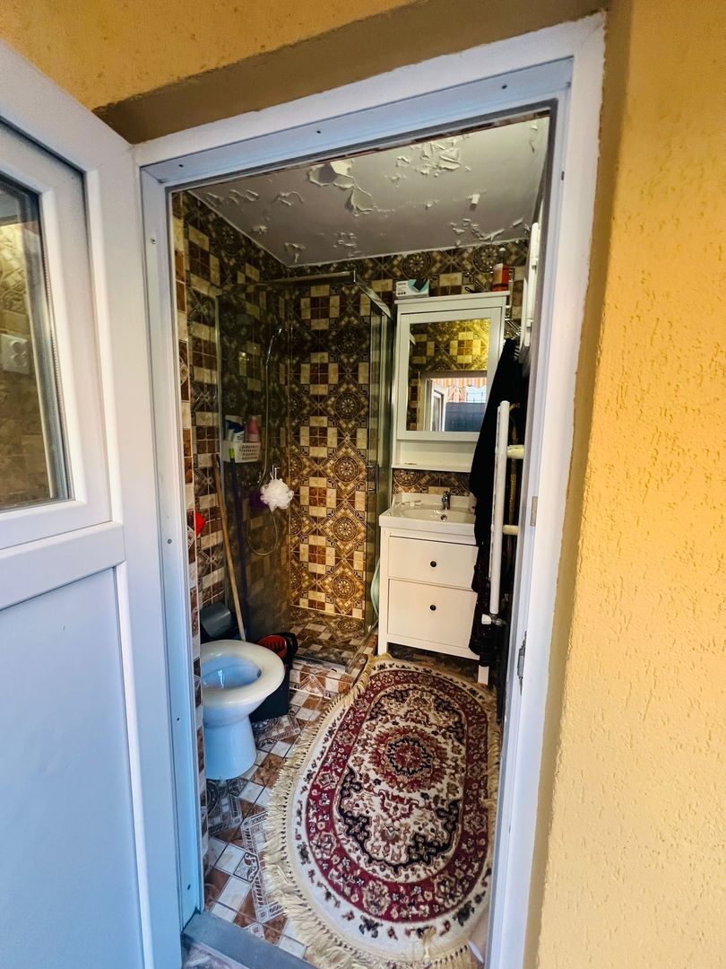 Casa cu teren , ULTRACENTRAL , singur in curte - Poză 6