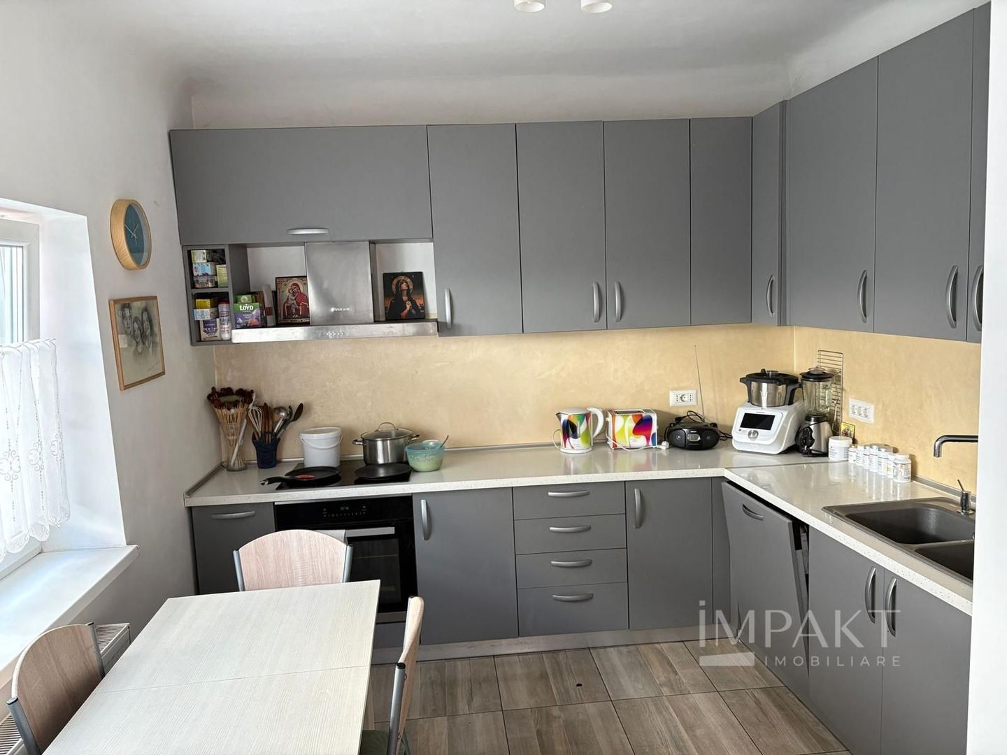 Casa frumoasa de vanzare la curte comuna, zona Centrala! - Poză 3