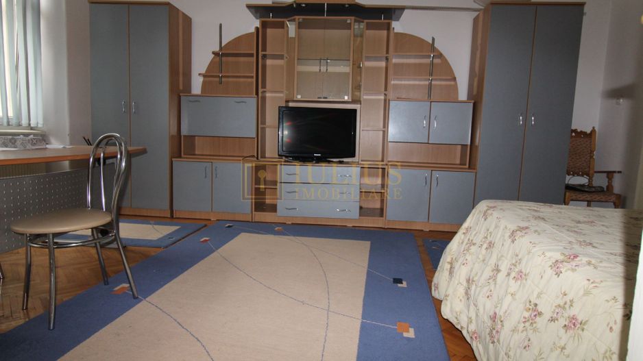 ideal pentru studenti sau o familie, cladire istorica, centrala proprie - Poză 1