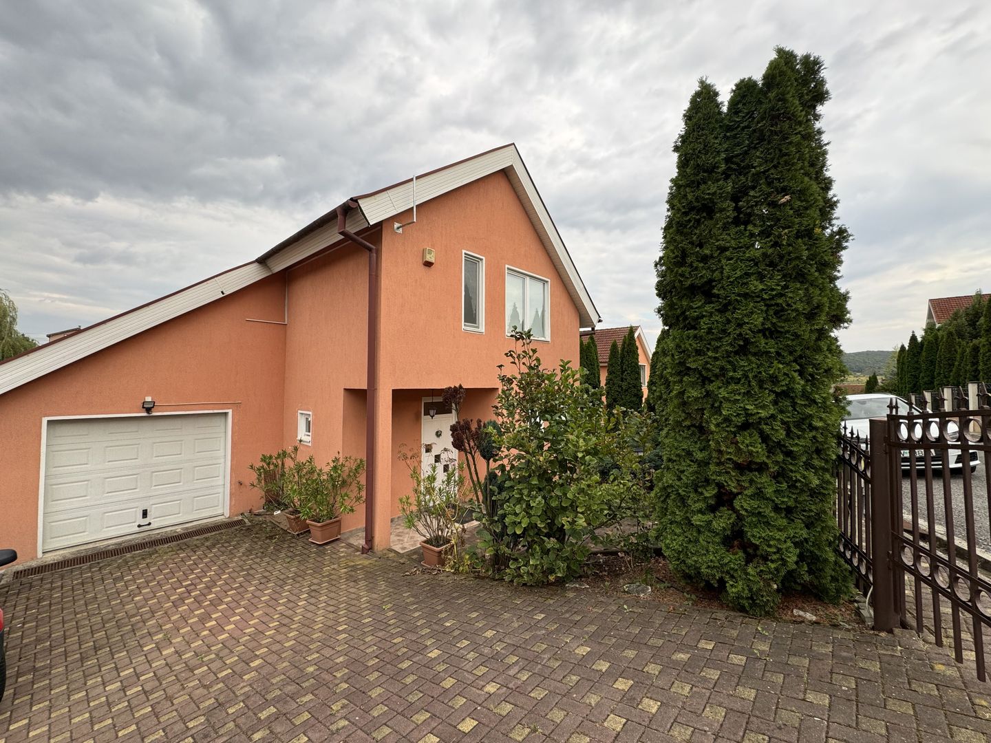 Vila individuală de vânzare în Livezeni, la doi pași de Târgu Mureș | Comision 0 - Poză 1