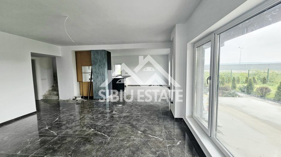 Casa cu garaj si teren mare super pret - Poză 3