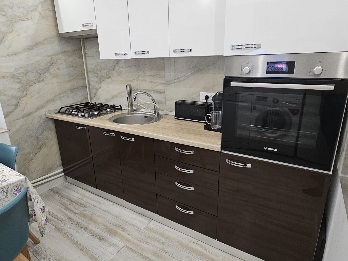 Casa renovata complet – zona Mall – - Poză 11