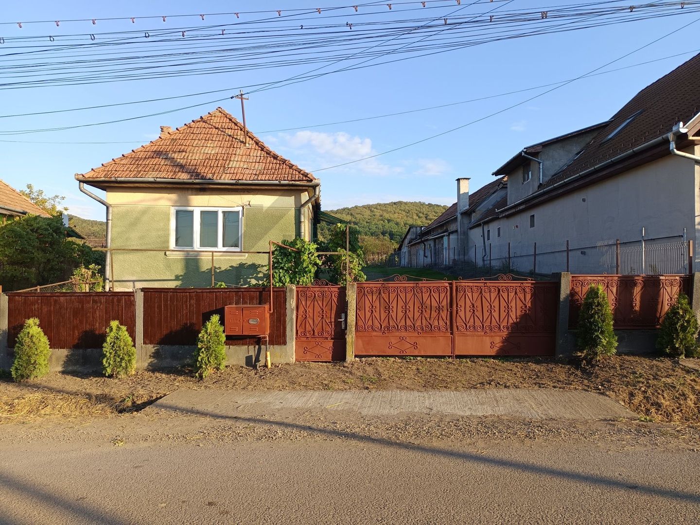 Vând casă in Ernei de 66 mp si teren in suprafață de 2530 mp - Poză 1