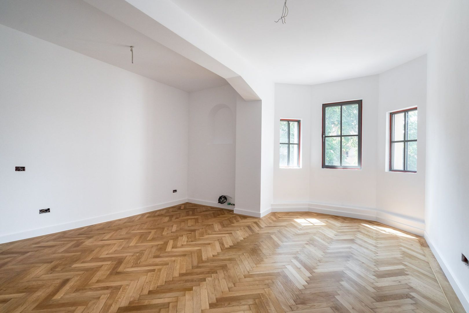 O BIJUTERIE ASCUNSA IN CENTRUL BUCURESTIULUI - Poză 2