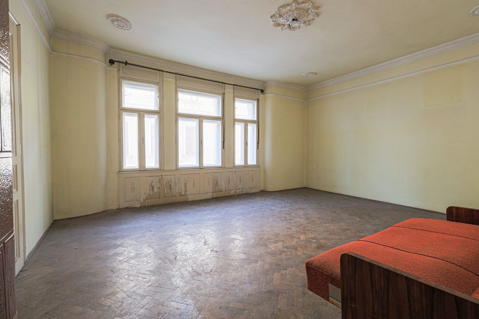 Proiect de clinică sau birouri în centru – casă cu demisol, de renovat - Poză 3