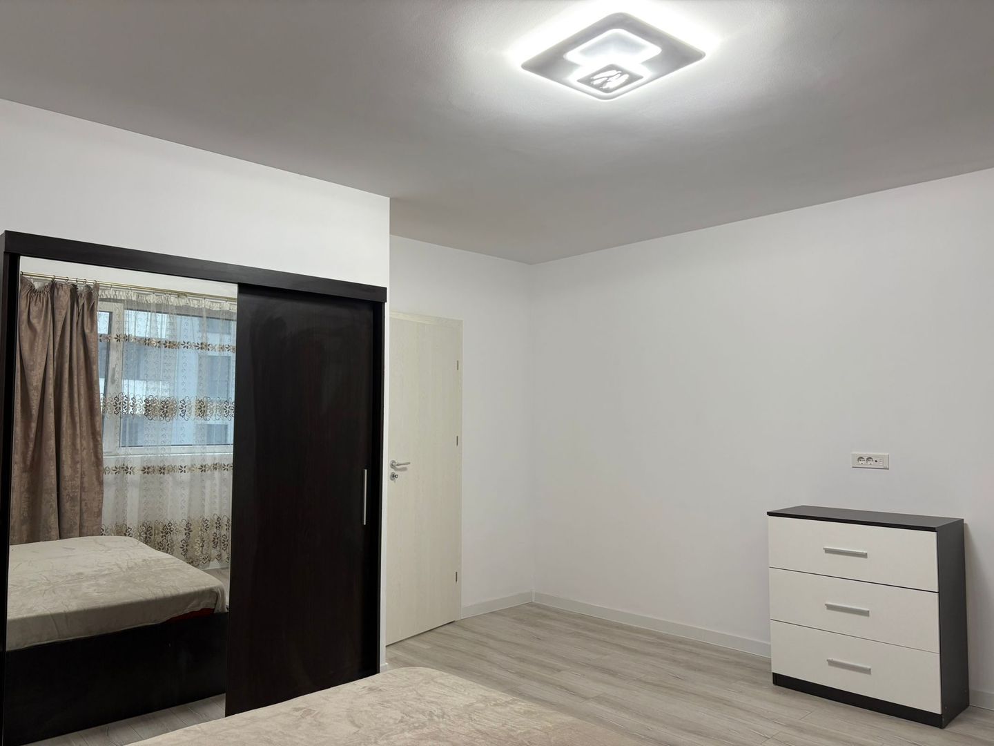 Apartament 2 camere, parcare subterană, centrală proprie, mobilat lux - Poză 1