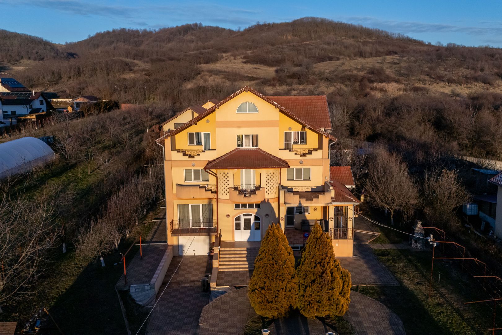 Vila superba | Teren 2300mp | Dealul cu tei | Aninoasa | Doicesti - Poză 1