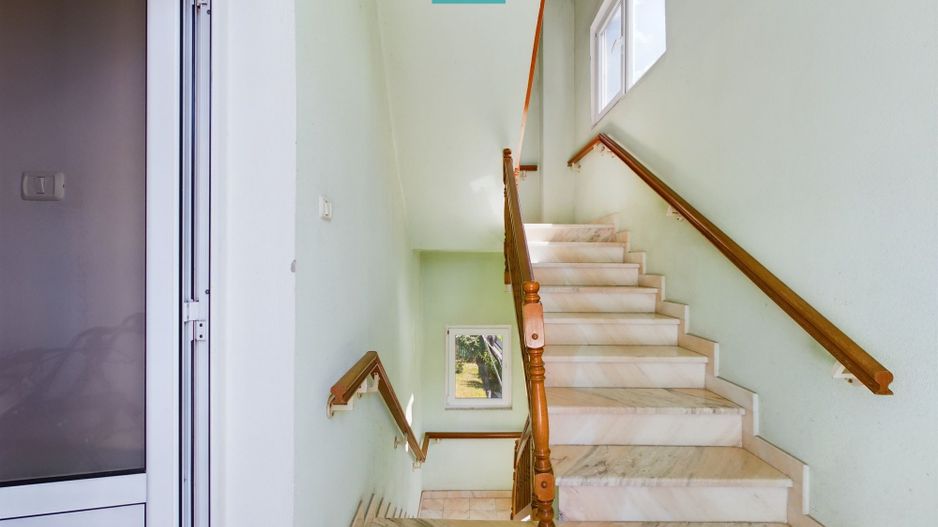 Vilă cu 3 apartamente în zona Parneava - Poză 8