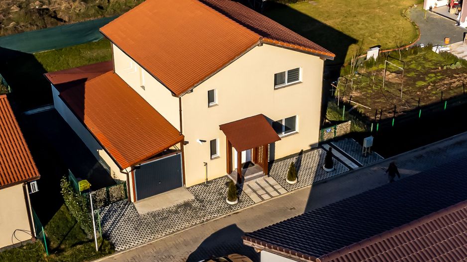 Casă cu mansardă, nouă, mobilată și utilată, în cartier Athena - Poză 1