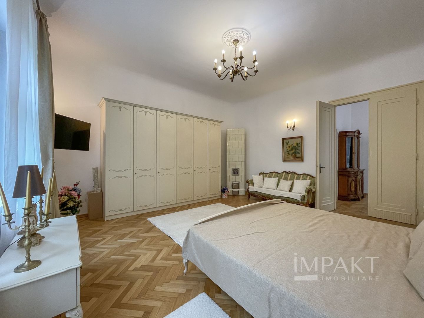 Apartament deosebit cu 3 camere, curte si parcare, aproape de Centru - Poză 8