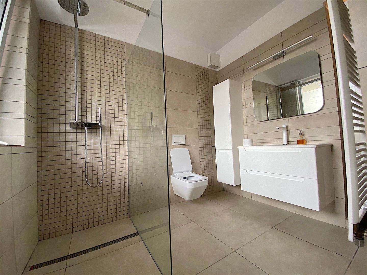 Apartament cu parcare subterana in imobil cu piscina si SPA - Poză 15