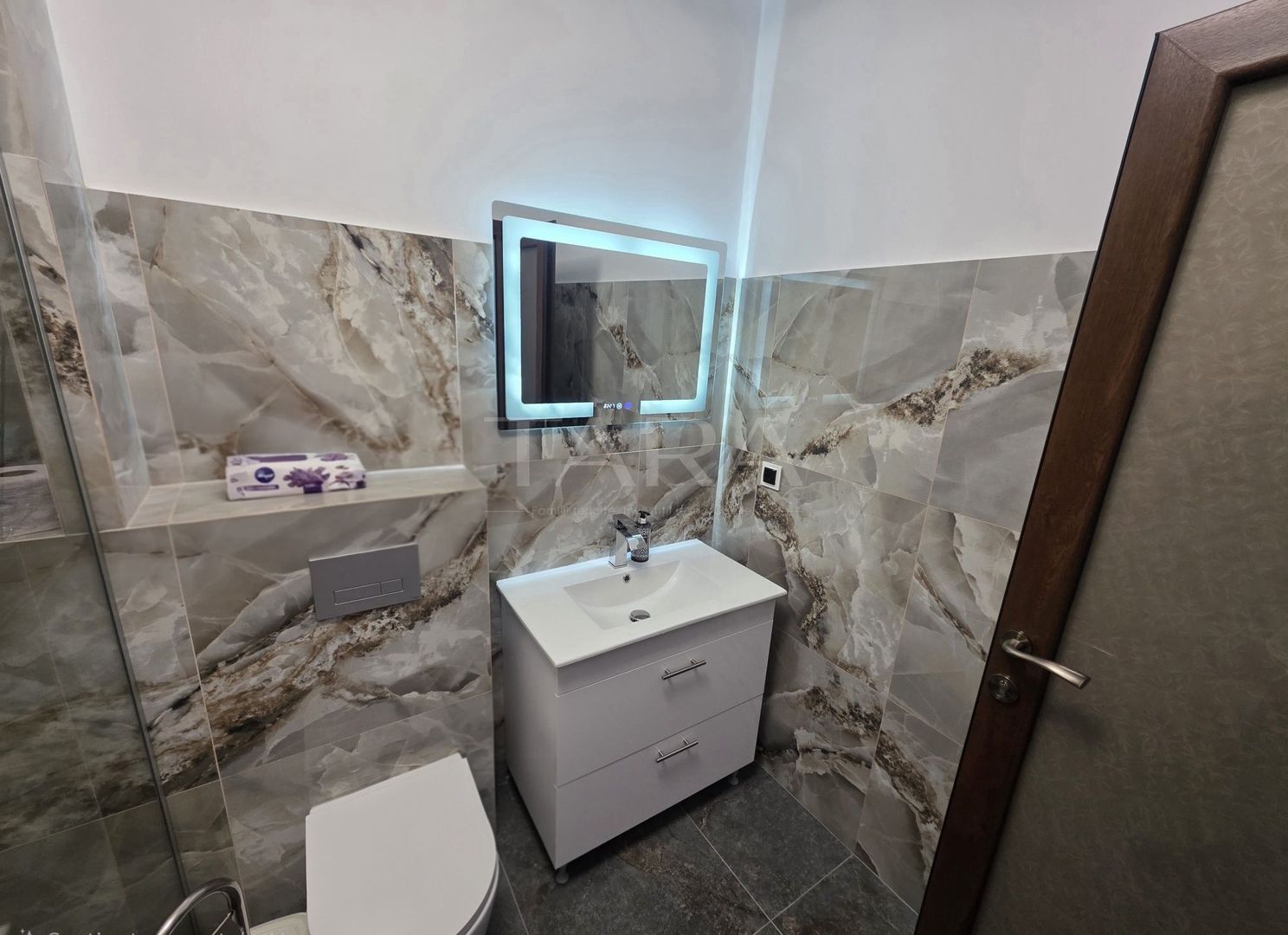 Vând apartament mobilat 3 camere in zona centrala - Poză 4
