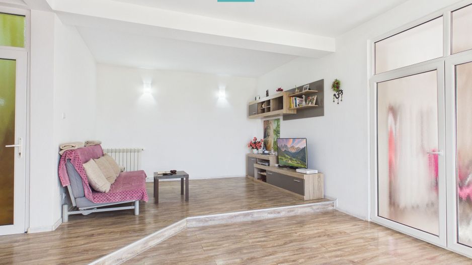 Casă cu 7 camere și teren generos în Șofronea - Poză 2