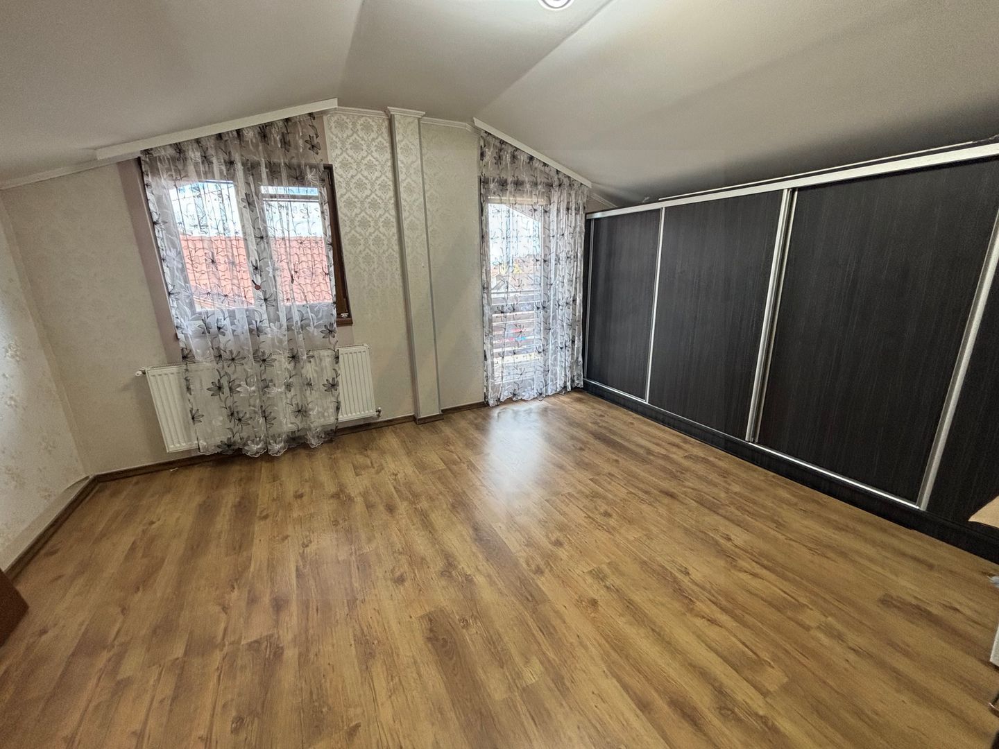 Casa la cheie 5 camere 250 mp curte libera 4 bai P+1+M Arhitectilor - Poză 13