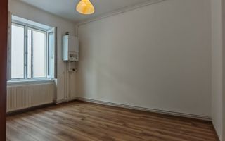 De închiriat apartament 3 camere  etajul 1 zonă ultracentrală. - Poză 4