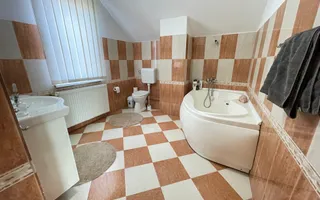 Casa spatioasa cu spatiu de relaxare-zona Blascovici - Poză 26