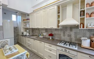 Apartament deosebit cu 3 camere, curte si parcare, aproape de Centru - Poză 9