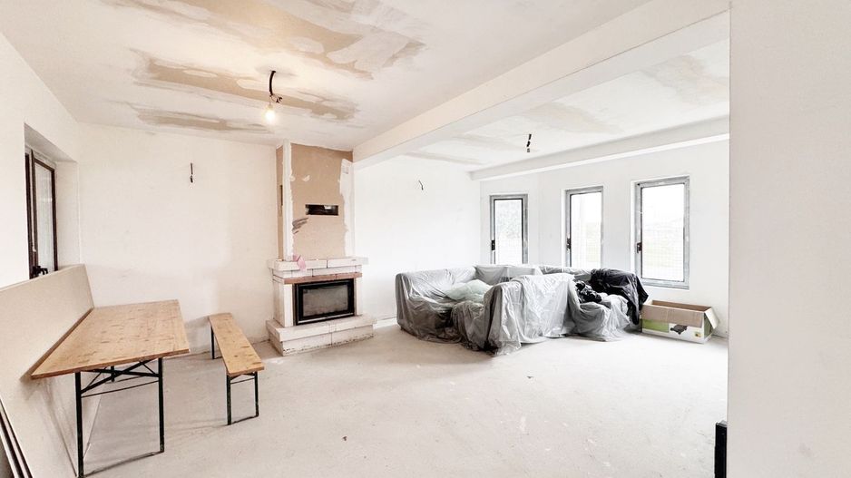 Vilă unică, gata să devină locuința ta de vis, în Livada. - Poză 1