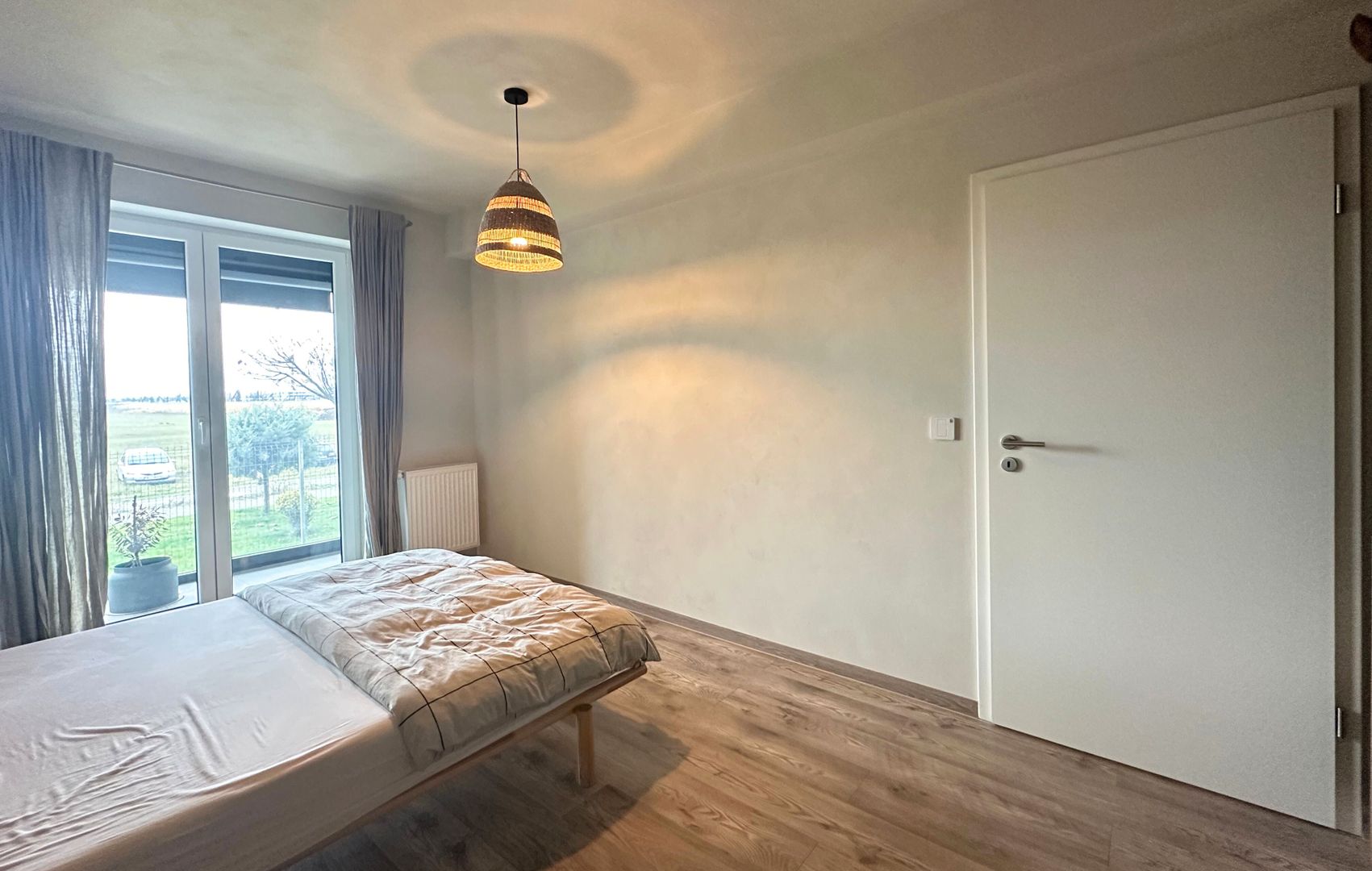 Apartament 2,5 camere chic cu grădină balcon vitrat și mobilier premium - Poză 14