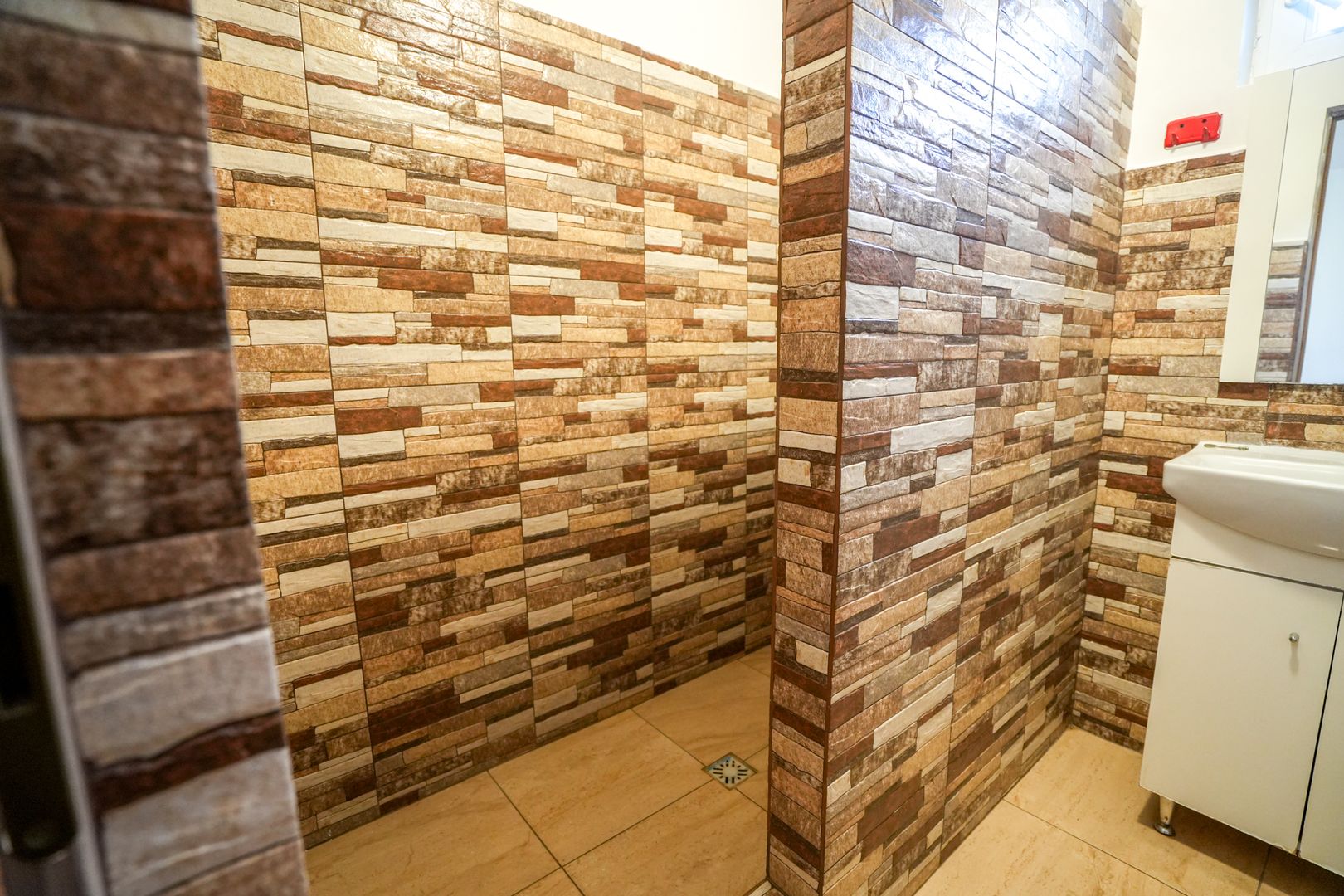 FILM!Domeniu de 222.000 mp + Ferma + Anexe specifice + Constructie rezidentiala+ - Poză 53