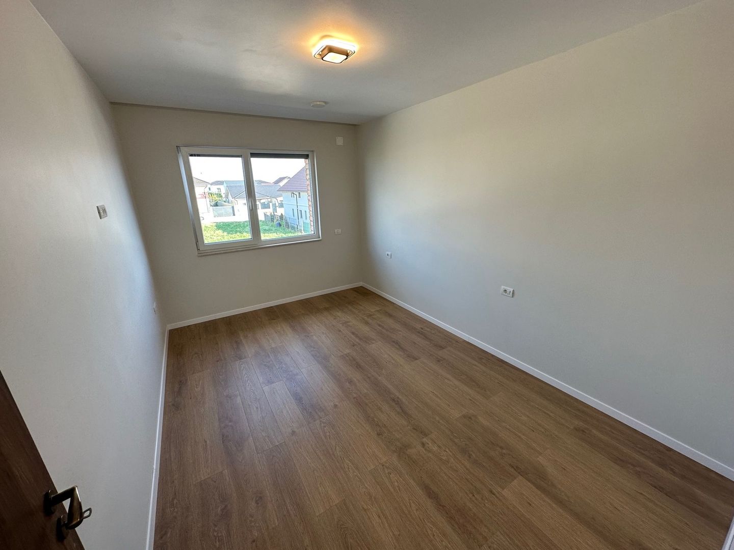 Duplex deosebit cu garaj și subsol - Poză 18