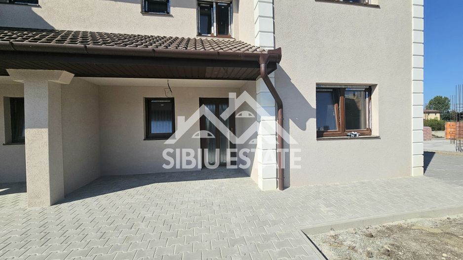 Casa noua 4 dormitoare, spatiu bun pentru familie - Poză 1