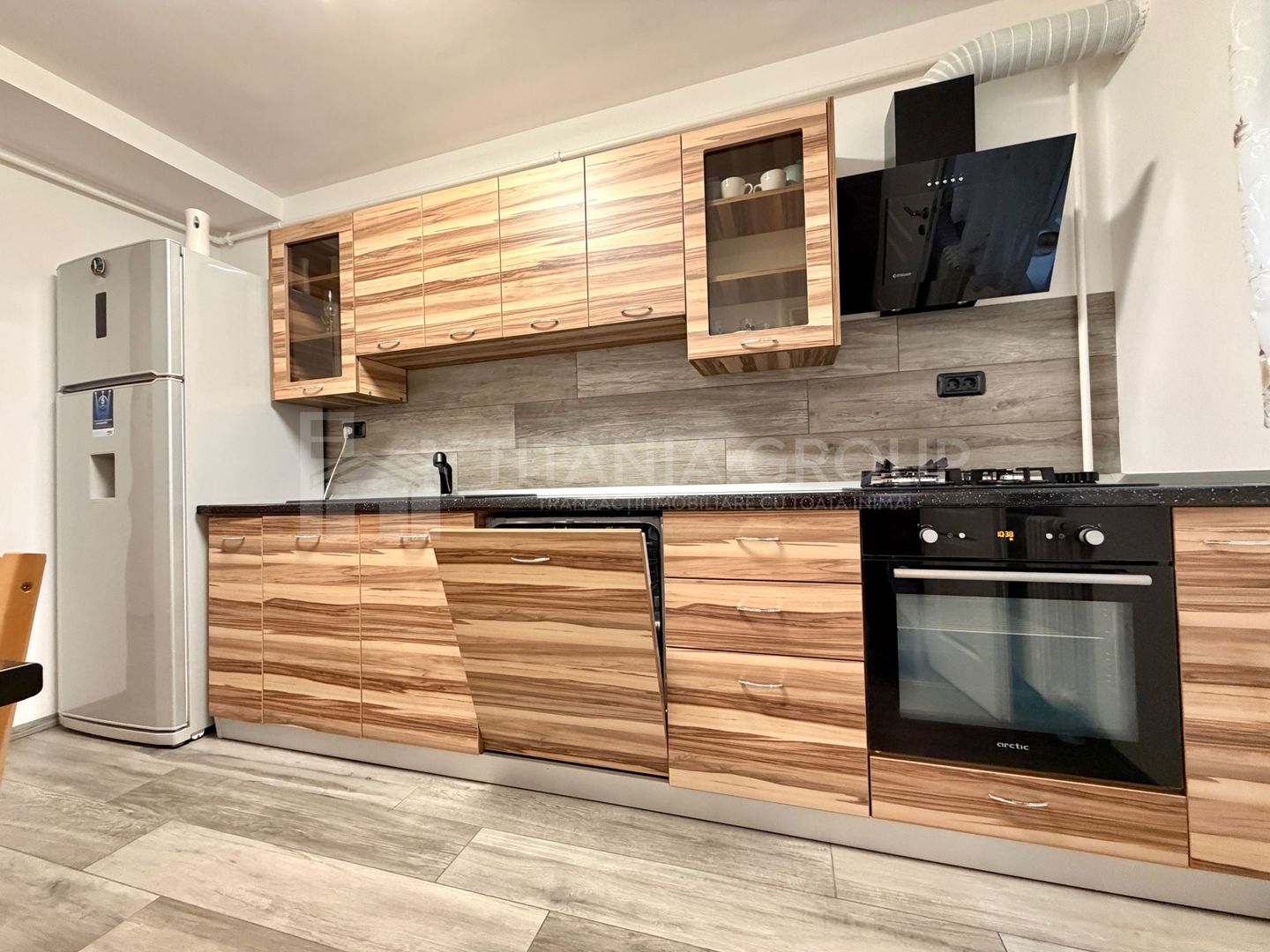 Apartament cu 3 camere, 2 bai  - zona Tractorul - Poză 11