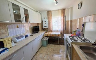 Apartament 3 camere, 65 mp utili, 2 bai, etaj 2, Cetate, zona Stadion - Poză 1