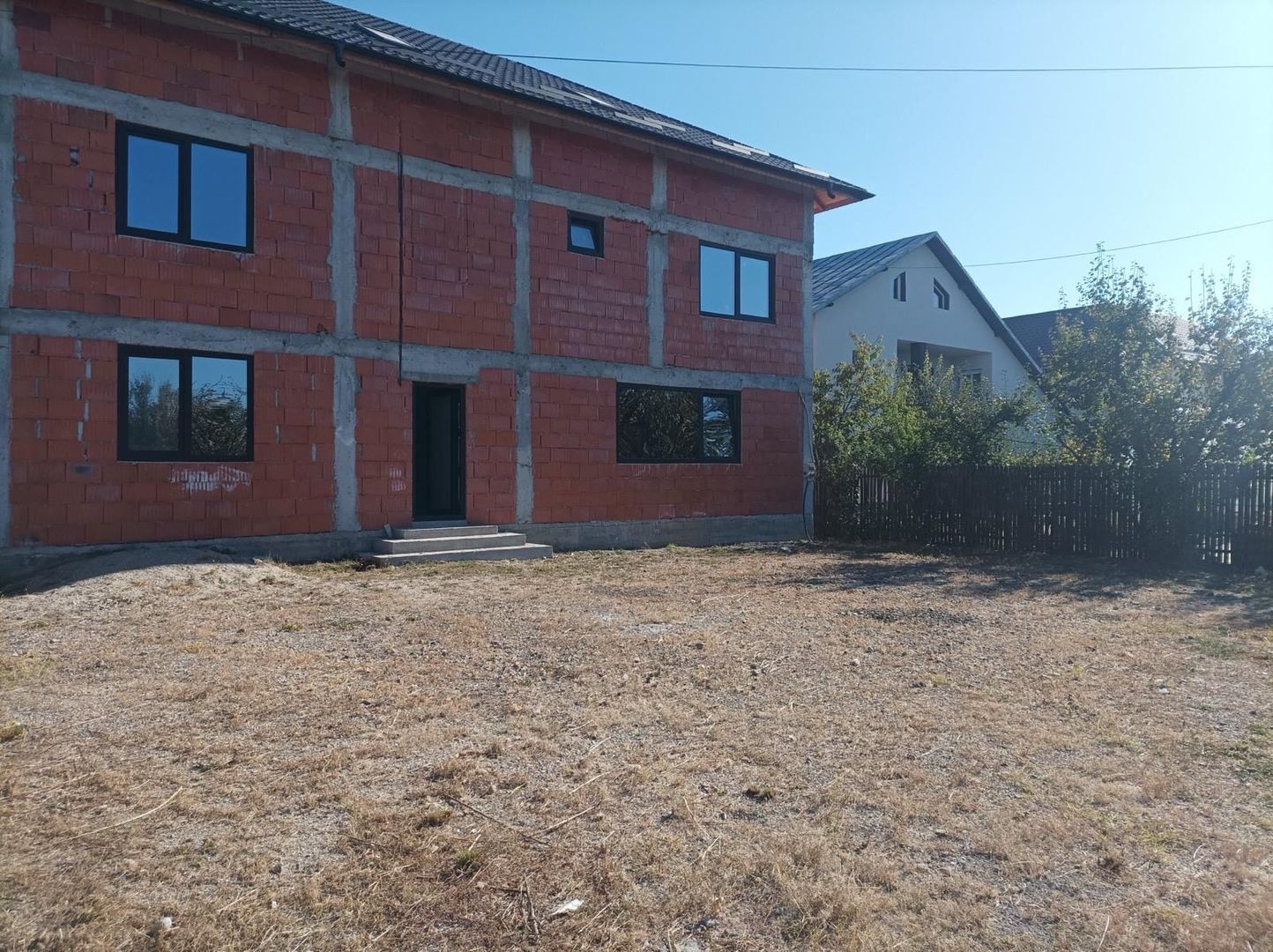 Aproape de oraș! Vânzare casă cu 5 camere în Ulmi! - Poză 1