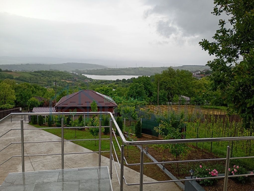 Casă de vânzare în Ciurbești, Miroslava, lângă centură, cu vedere la lac - Poză 4