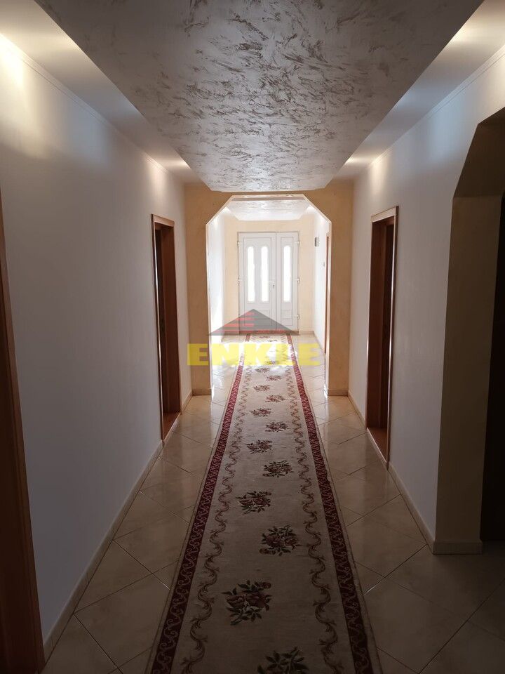 Vila 240 mp , situata la Ciusmea, pret 190000 euro neg - Poză 6