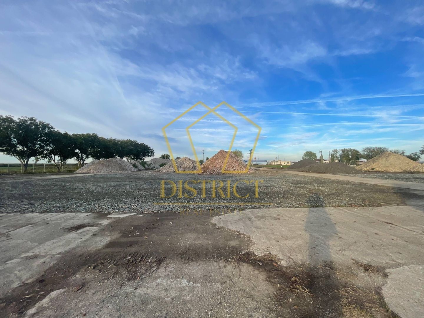 Teren de servicii si hale industriale | Giarmata - Poză 1