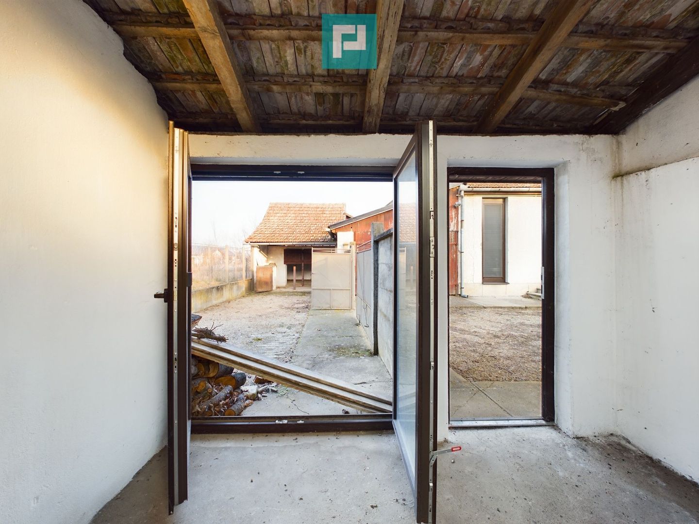 Casă generoasă în Periam județ Timiș - Poză 12